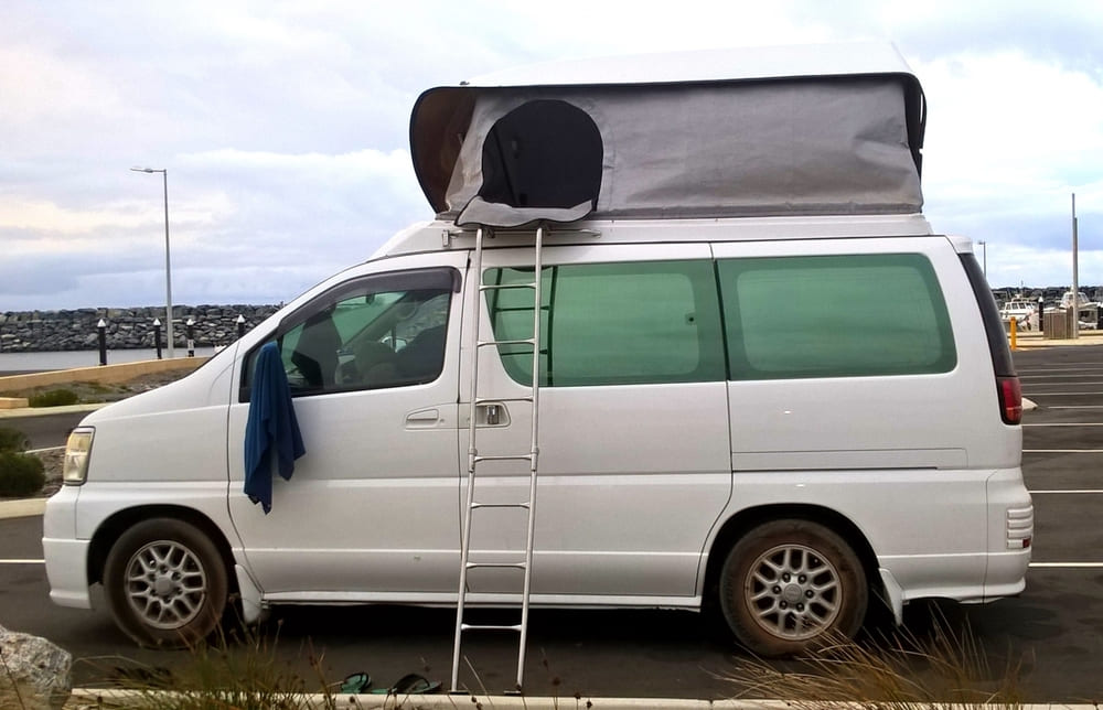 【駐車中】キャンピングカーの横揺れが起こる原因