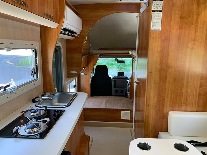 車輌後方から運転席