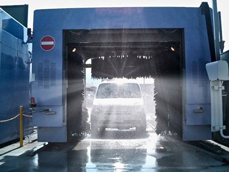 ガソリンスタンドの洗車機の写真
